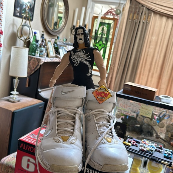 Kobe Bryant-one of the his 1st Nike brand shoes - Picture 4 of 4